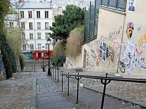 640px-The_Steps_Of_Montmartre_-_Paris_2013